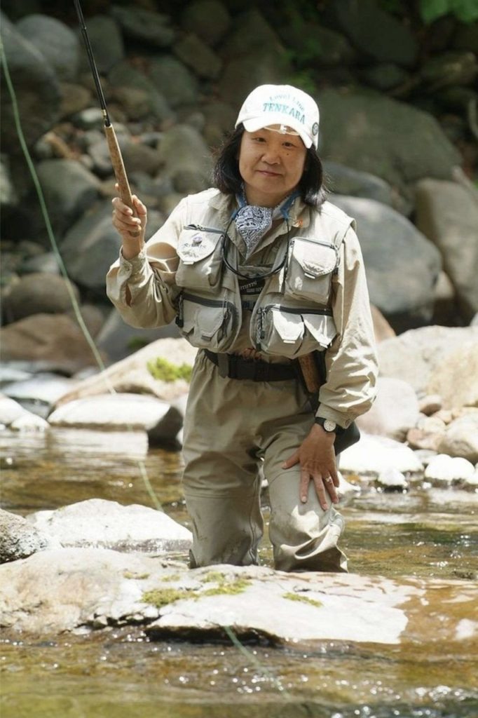 Misako-Ishimura-Peche-Tenkara-prise-en-V-du-grip-par-la-main