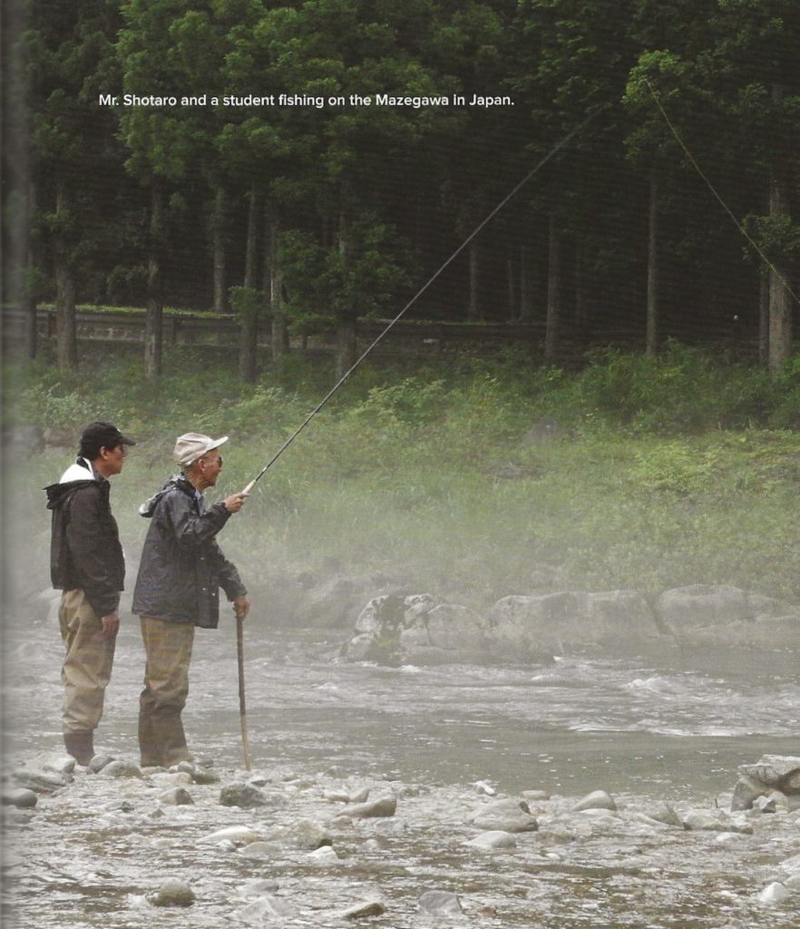 Mr-Shotaro-tenant-une-canne-de-wading-dans-la-main-gauche