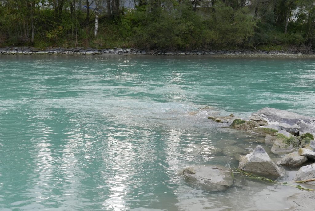 Poste-a-truite-derriere-les-rochers-dans-le-courant-Drau